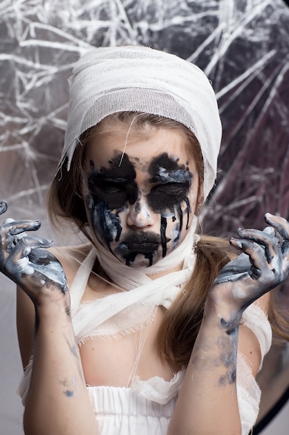 Foto chica adolescente con vendas de momia en halloween