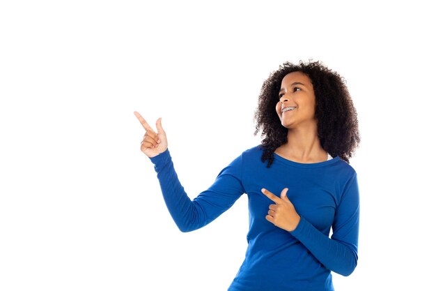 Chica adolescente vistiendo un suéter azul aislado en una pared blanca