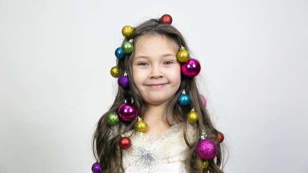Chica con adornos navideños en el pelo.