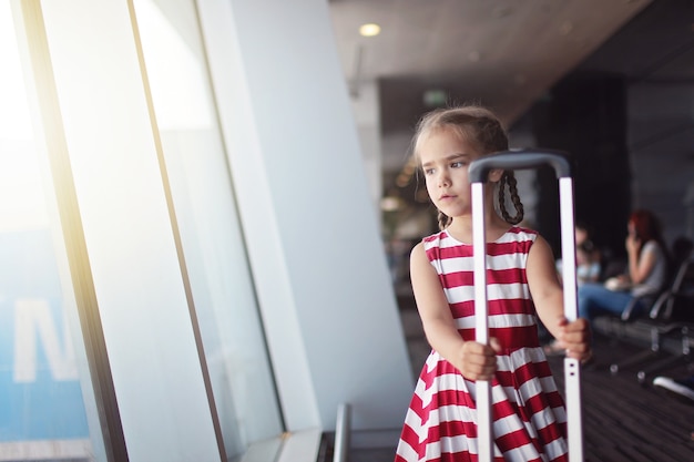 Chica en el aeropuerto durante su viaje de verano