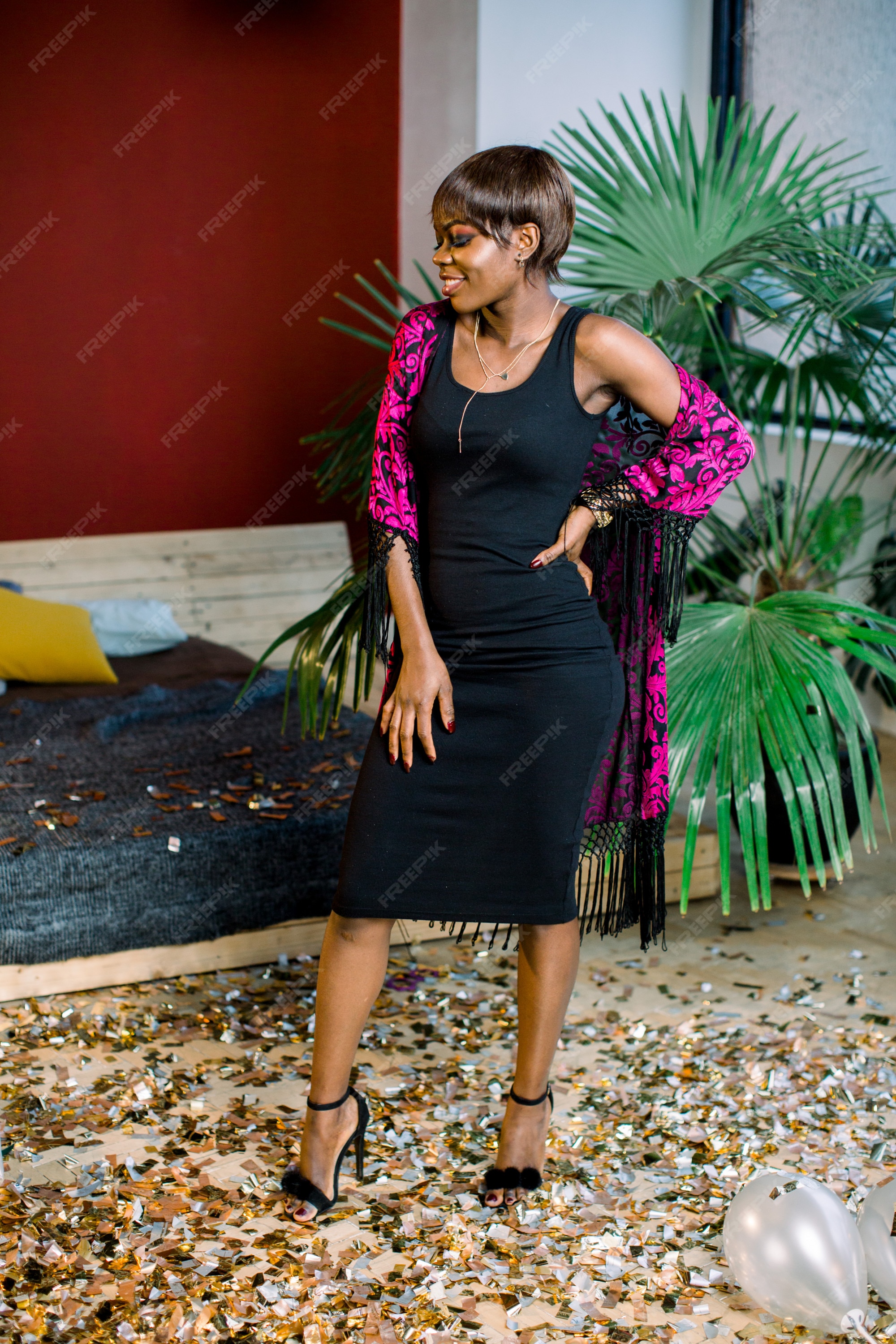 Chica africana en vestido negro celebrando, pidiendo deseo. día de la mujer, feliz año nuevo concepto de de fiesta de cumpleaños maqueta | Premium