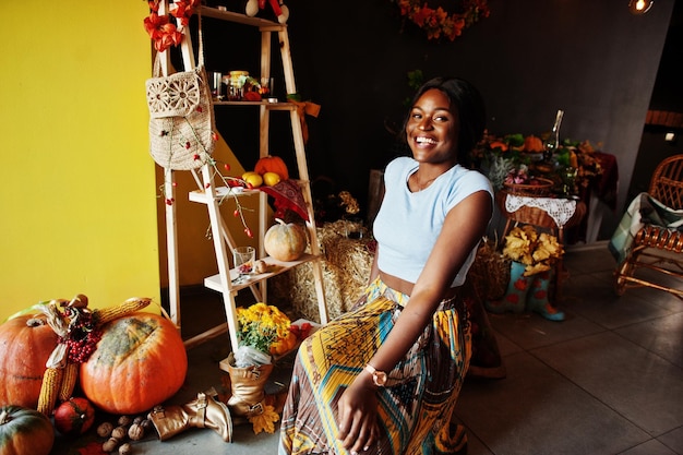 Chica afroamericana contra la decoración de humor otoñal Otoño en África