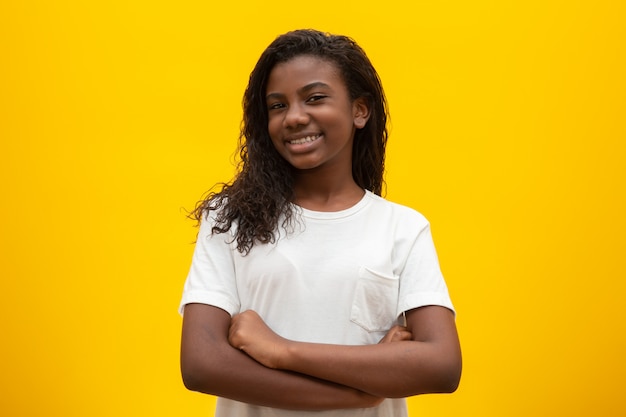 Chica afroamericana con el pelo rizado en amarillo. Niño negro sonriente con un cabello negro de poder. Chica negra con un pelo negro de poder. Ascendencia africana.