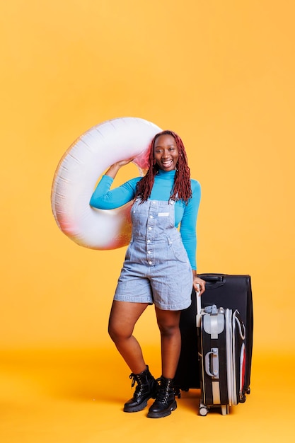 Foto una chica afroamericana que se va de vacaciones