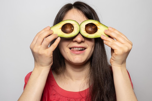 Chica con aguacate Nutrición adecuada dieta y dieta de alimentos crudos