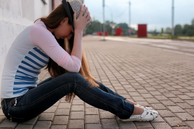 Chica al aire libre camino triste solo