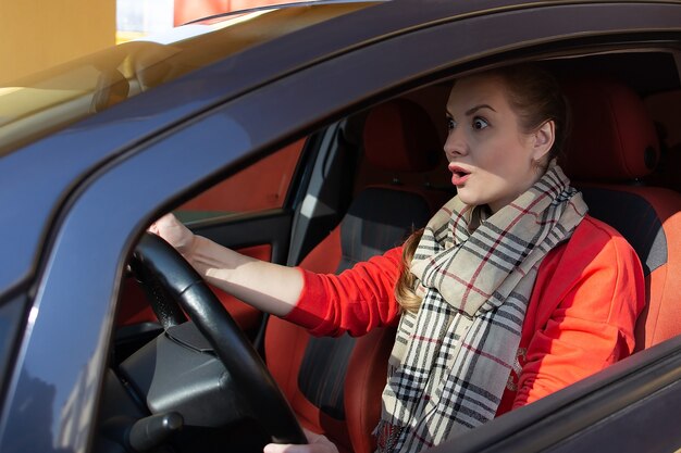 La chica al volante del coche en estado de shock