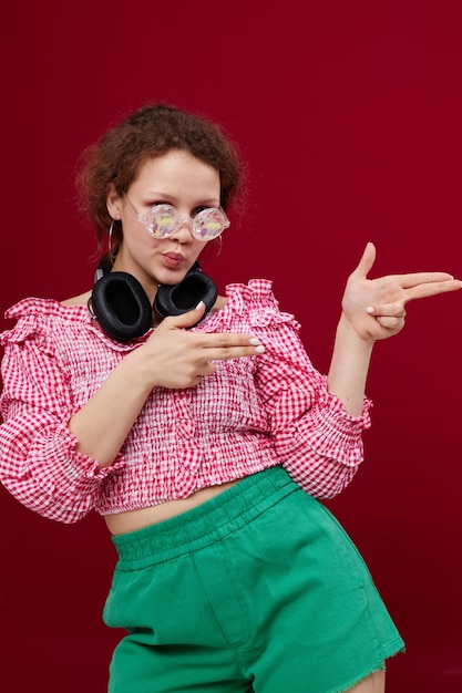 Foto chica alegre con auriculares y gafas entretenimiento musical inalterado