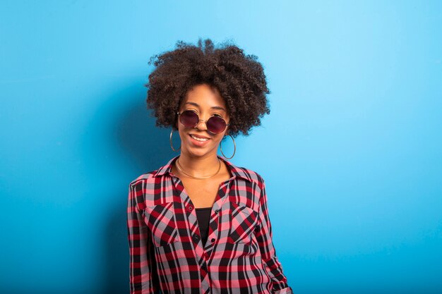 Chica alegre disfrutando de la vida con gafas de sol