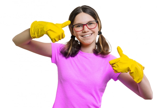 Chica alegre en guantes de goma amarillos