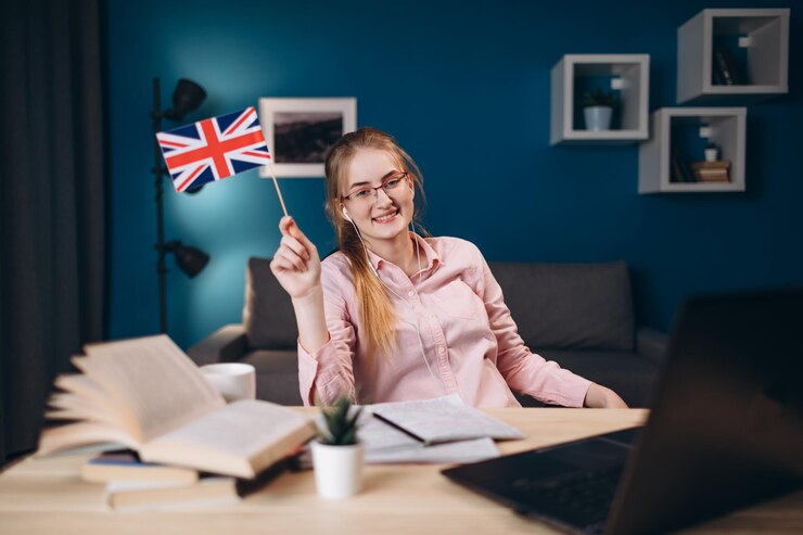 Chica alegre joven estudiante de jengibre en gafas