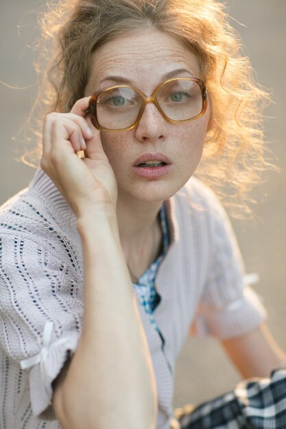 chica alegre con mala vista en la calle no ve bien expresando emociones gafas conce