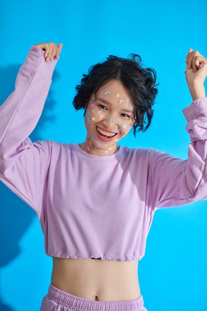 Chica alegre con pegatinas en la cara