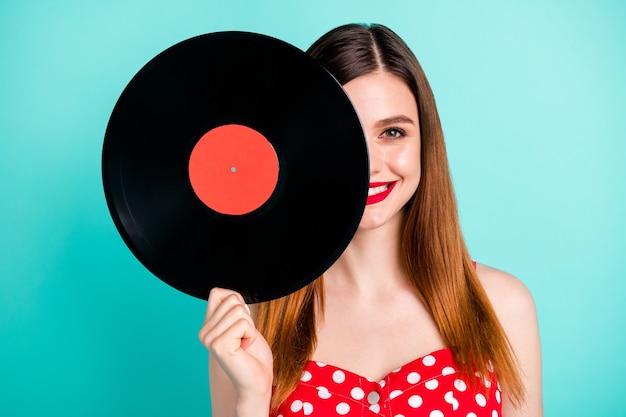 chica alegre positiva esconde su cara plato de música tocadiscos