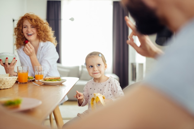 Chica alegre positiva sonriendo a su papá