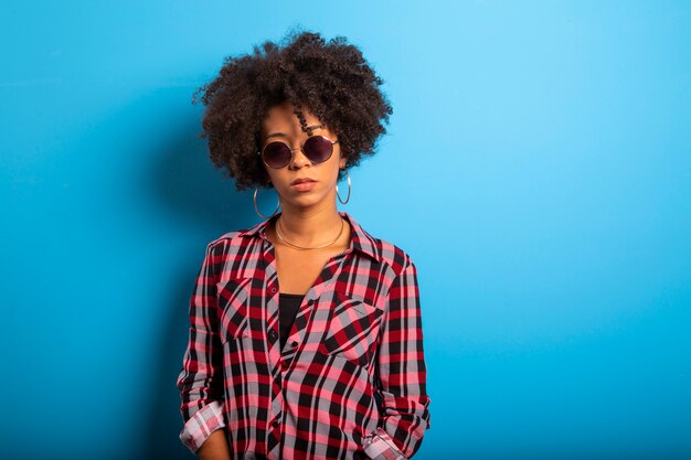 Chica alegre que disfruta de la vida con gafas de sol - Imagem