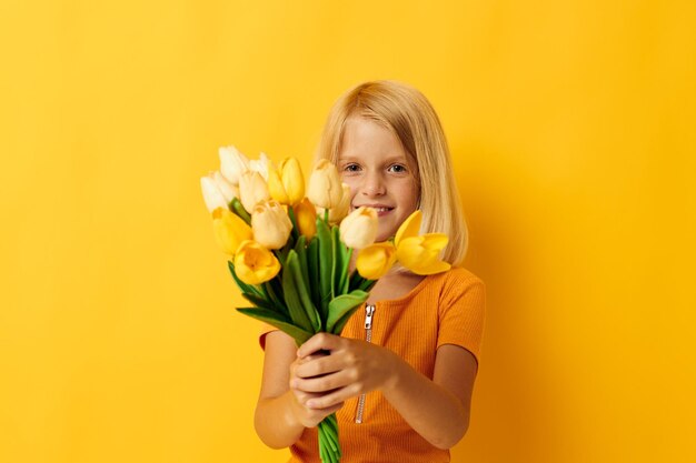 Chica alegre con un ramo de flores regalo divertido vacaciones