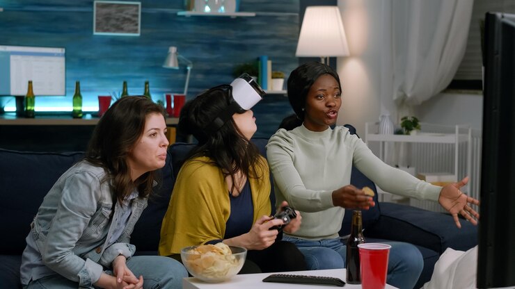 Foto chica alegre con un simulador de realidad virtual mientras juega en casa