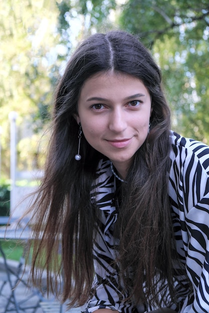 Chica alta joven con el pelo largo y recto