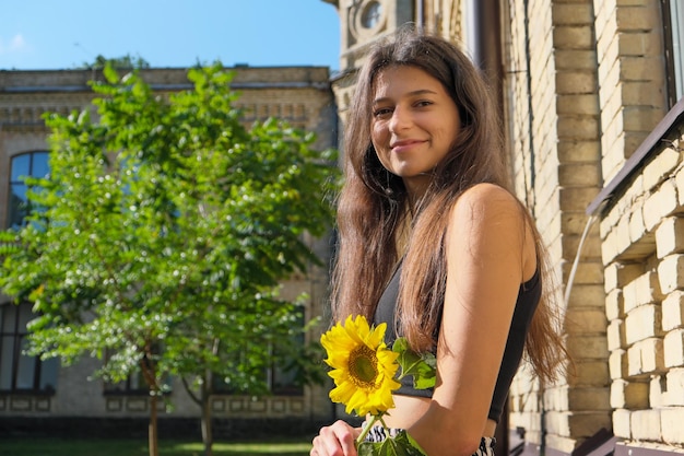 Chica alta joven con el pelo largo y recto