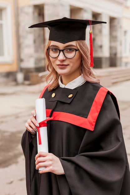 Foto chica de alto ángulo con diploma