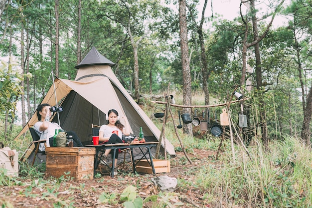 Chica y amigos acampando en el bosque