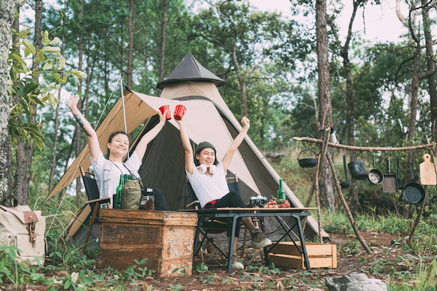 Chica y amigos acampando en el bosque