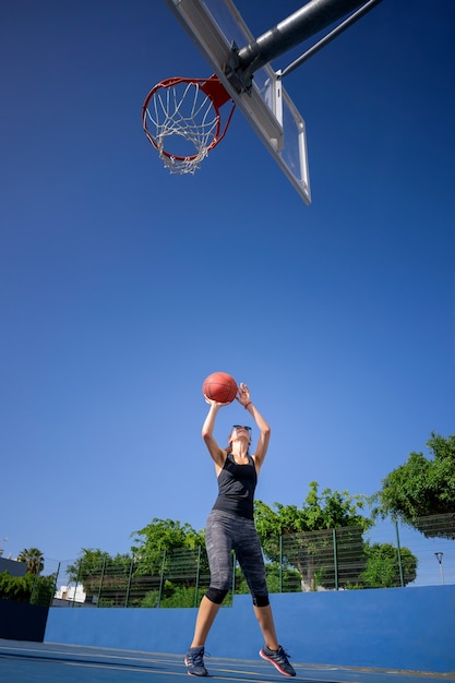 chica amigos divirtiéndose y jugando baloncesto