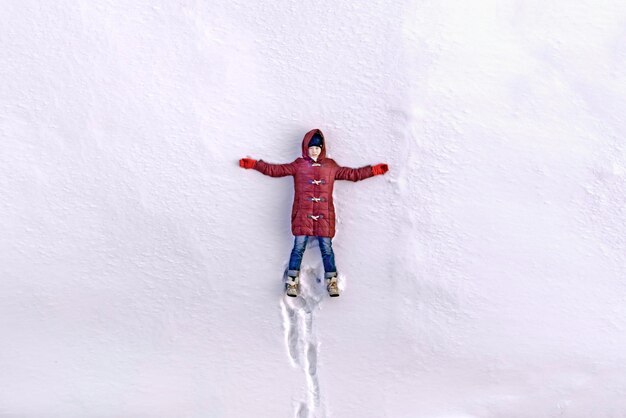 La chica en un ángel de nieve muestra