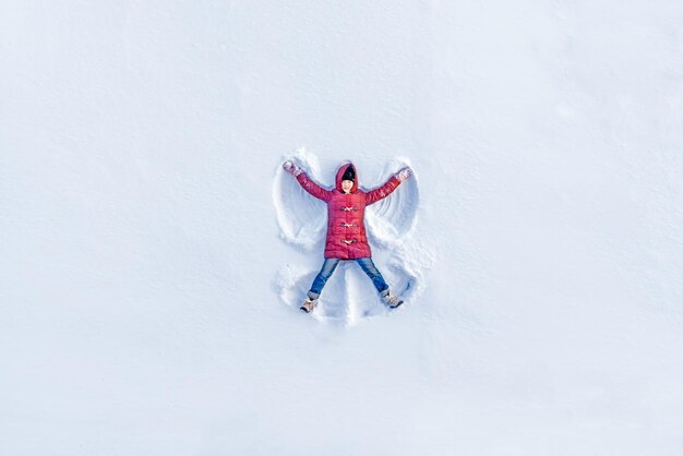 La chica en un ángel de nieve muestra