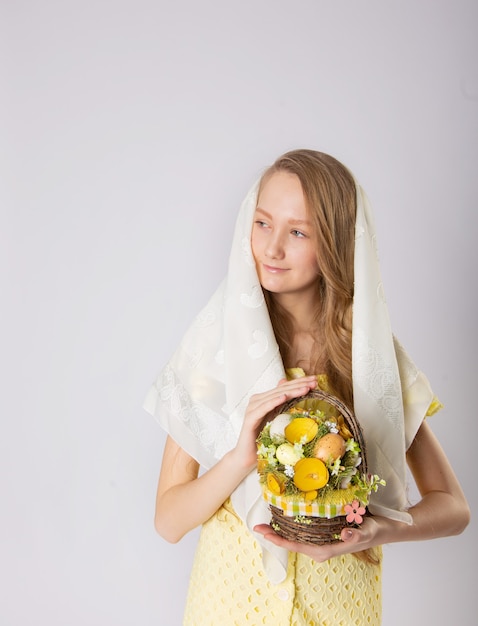 Chica antes de Pascua se prepara para las vacaciones