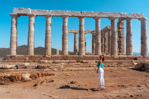 Chica en las antiguas ruinas griegas