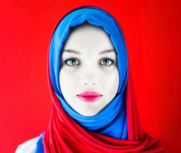 Chica árabe musulmana con hijab rojo