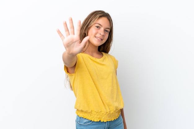 Chica asiática adolescente sosteniendo un batido de fresa en posición trasera