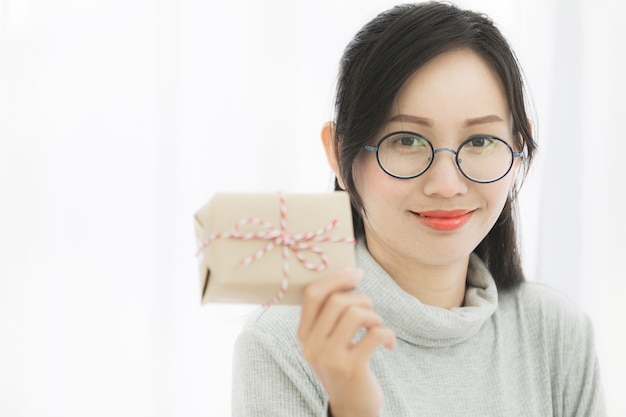 Chica asiática con caja de regalo para el día de San Valentín.