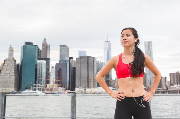 Chica asiática descansando después de ejercicios de fitness en Nueva York