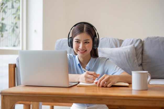 Chica asiática estudiante de aprendizaje en línea clase de estudio en línea videollamada zoom maestra chica asiática feliz aprender inglés en línea con computadora portátil
