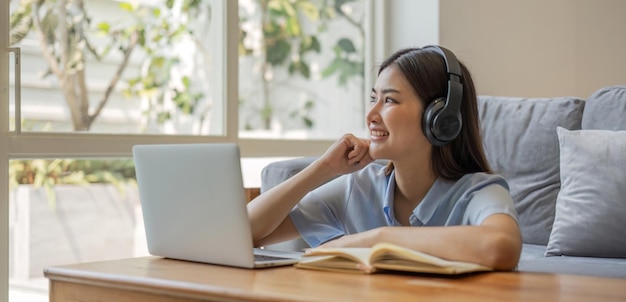 Chica asiática estudiante de aprendizaje en línea clase de estudio en línea videollamada zoom maestra chica asiática feliz aprender inglés en línea con computadora portátil