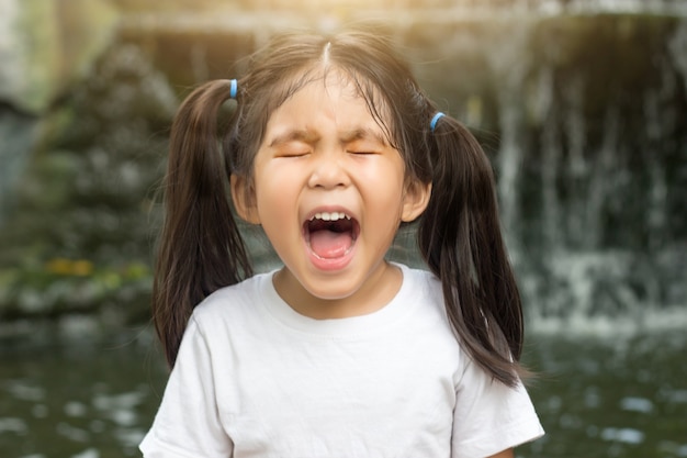 chica asiática hace emoción loca