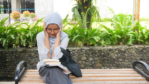 Chica asiática hijab está mareada porque está tomando un examen