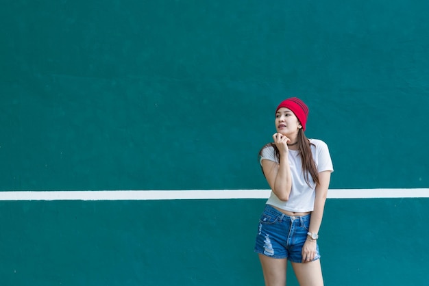 Chica asiática hipsters posando para tomar una foto estilo de vida de mujer moderna Gente tailandesa en estilo hippie