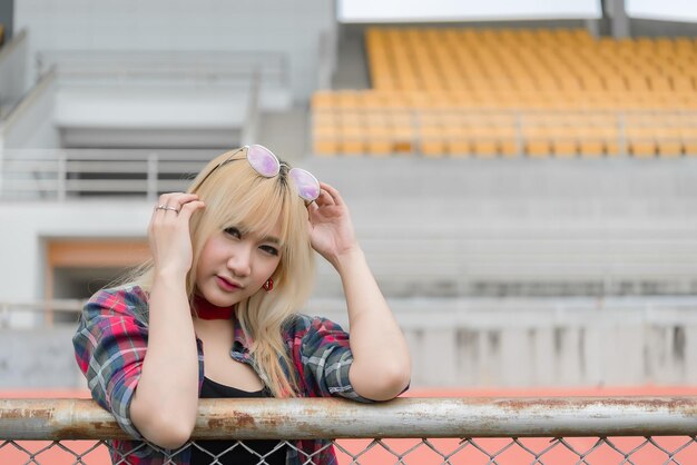 Chica asiática hipsters posando para tomar una foto en la valla estilo de vida de la mujer moderna Gente tailandesa en estilo hippie