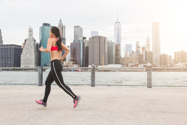 Chica asiática de jogging en nueva york