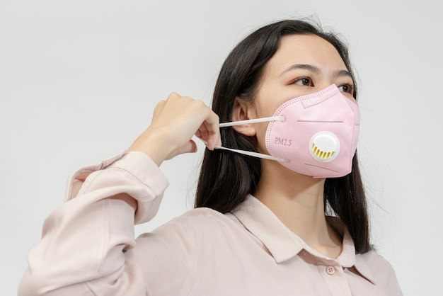 Chica asiática con una mascarilla