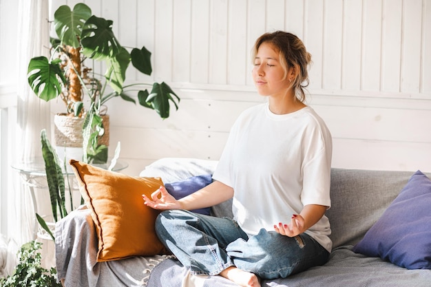 chica asiática meditando