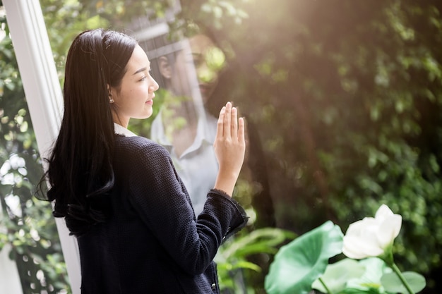 Foto chica asiática de negocios de pie delante de la ventana de cristal