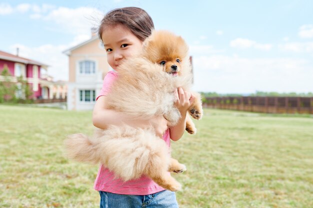 Chica asiática con perro mascota