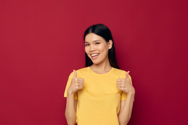 Chica asiática posando sobre un fondo de color diferentes emociones