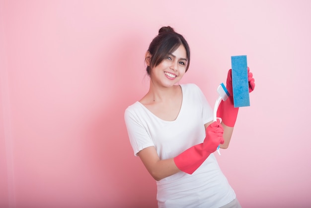 Chica asiática preparada para limpiar ventanas 