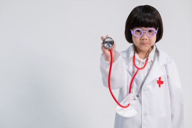 Chica asiática con ropa de médico